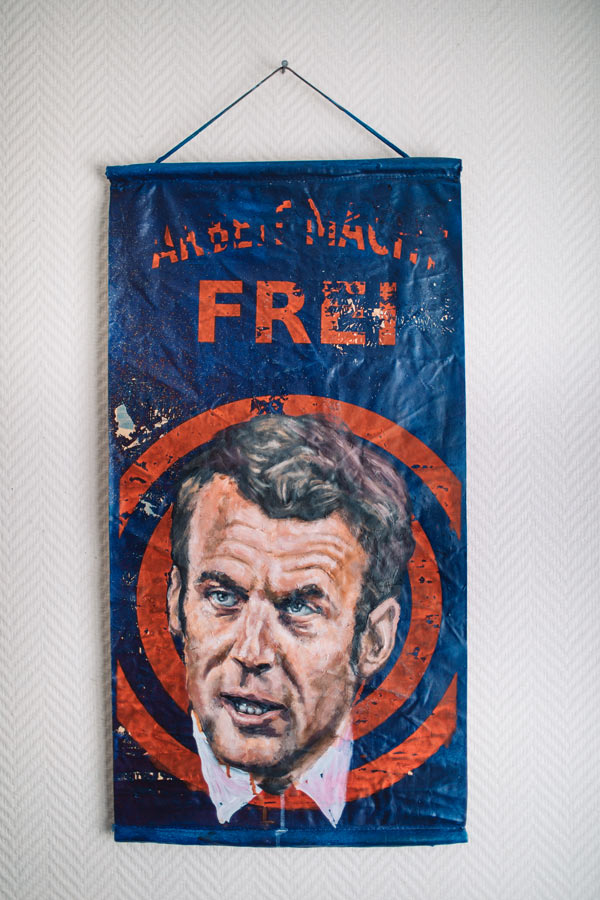 Arbeit Macron, huile sur kakemono, 65 x 33 cm, 1 ISF par Charlie Wellecam