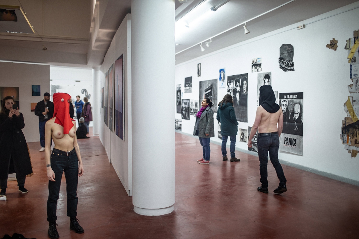 Des idées rôdent, performance, deux cagoules, réveil rouge, sonnerie, 2020 par Charlie Wellecam